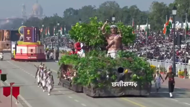 छत्तीसगढ़ की गणतंत्र दिवस झांकी में आदिवासी नायकों की विरासत की झलक