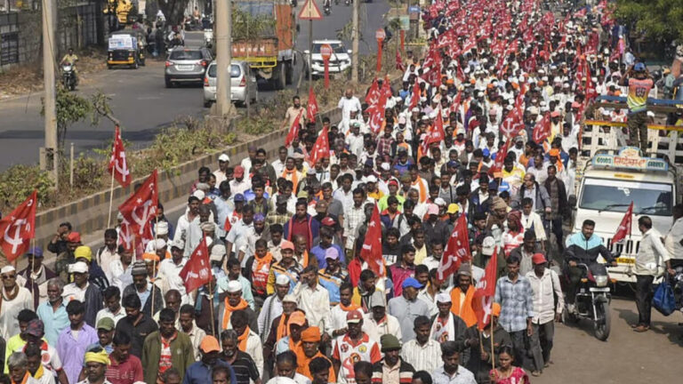 किसान, आदिवासी अपनी मांगों को लेकर मुंबई की ओर मार्च कर रहे हैं, सरकार ने बातचीत के लिए प्रतिनिधिमंडल को बुलाया
