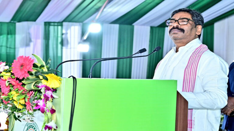 झारखंड के CM हेमंत सोरेन ने कहा – असम में आदिवासियों का शोषण हो रहा